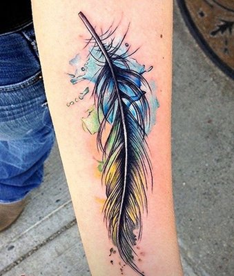 Tatouage plume colorée en bleu-clair et en jaune